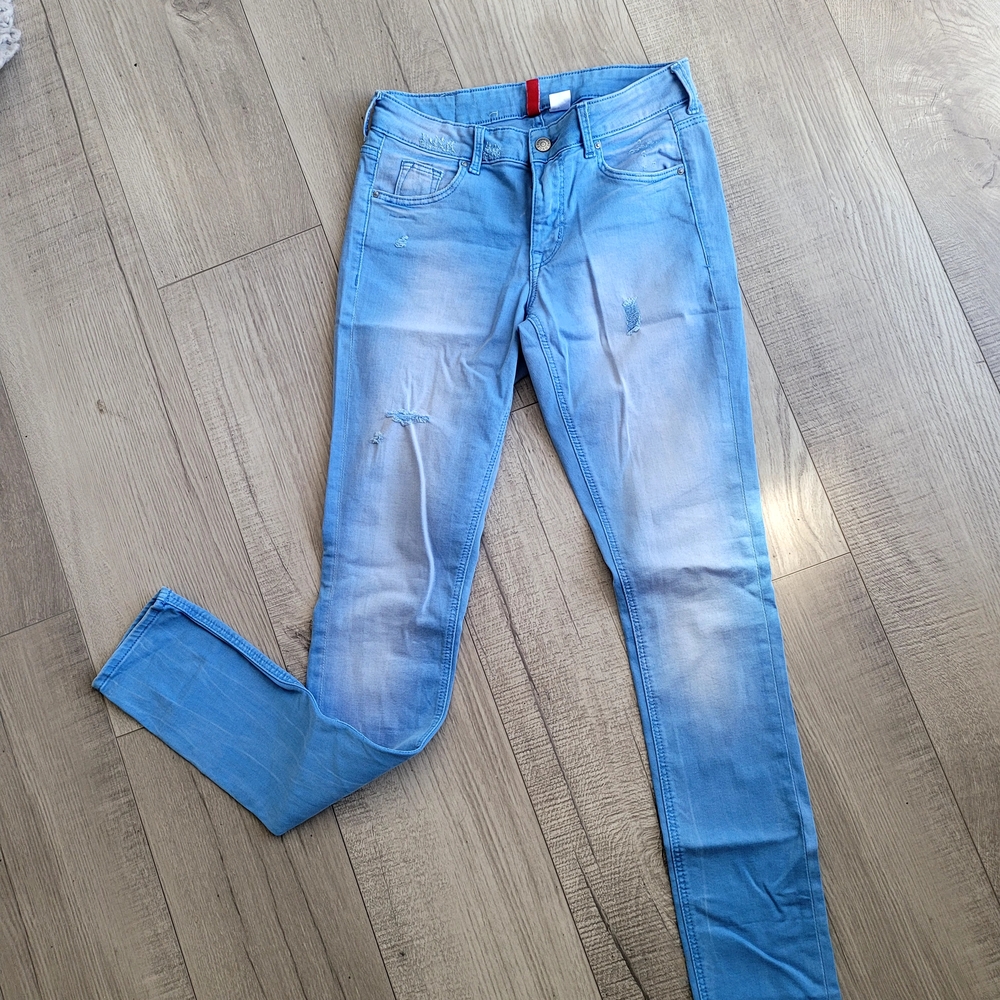 Divided Light Blue Skinny Jeans with Subtle Distress